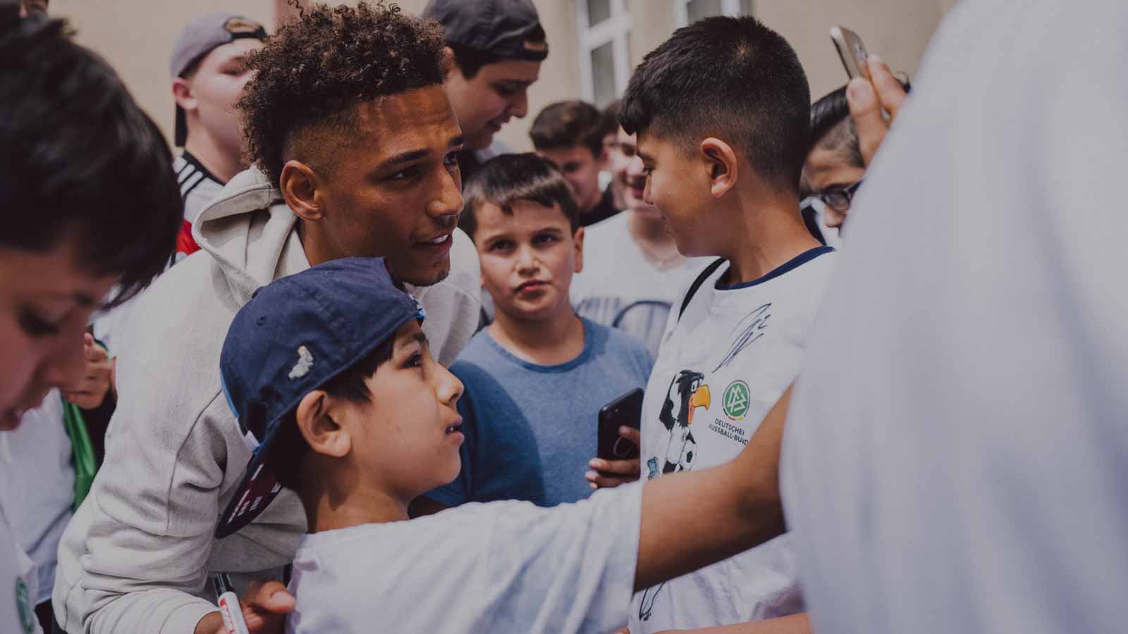 Thilo Kehrer beim Selfi mit einem DFB-Fan