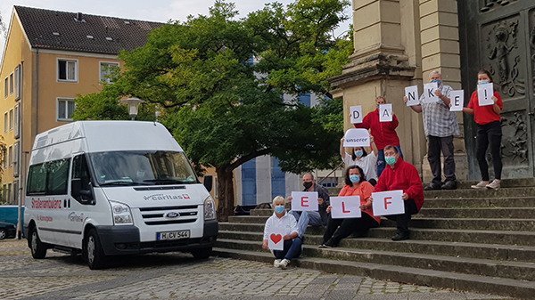 Mitarbeiter der Straßenambulanz bedanken sich bei der Mannschaft für die Untersützung